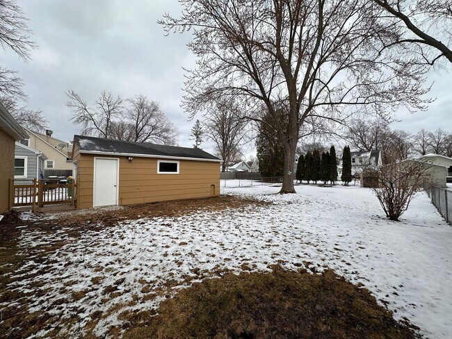 Building Photo - Recently Renovated 3 Bedroom 1 Bath Single Family Home!