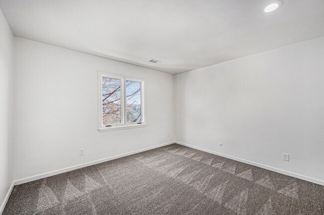 Building Photo - Renovated Lakefront 5 Bedroom Home with 2 Garages!