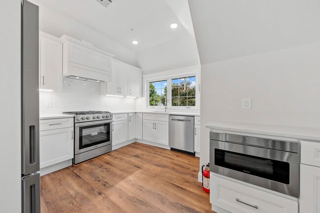 Building Photo - 389 Spring Unit# C