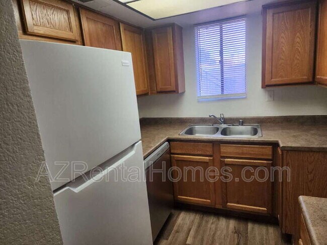 Building Photo - 1215 E Lemon St