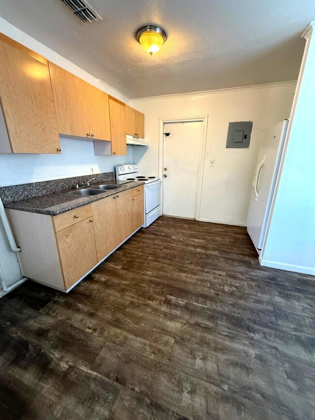 Building Photo - 709 W 4th St