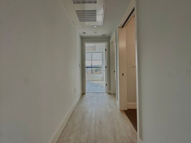 Building Photo - 5953 Saturn St