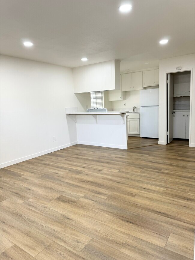 Building Photo - 440 W Orangewood Ave