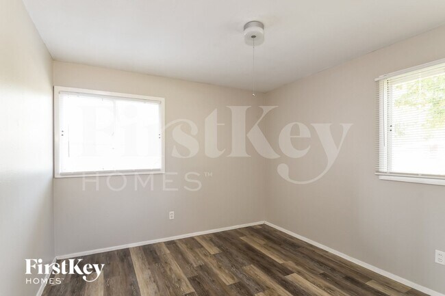Building Photo - 440 Durwood Dr