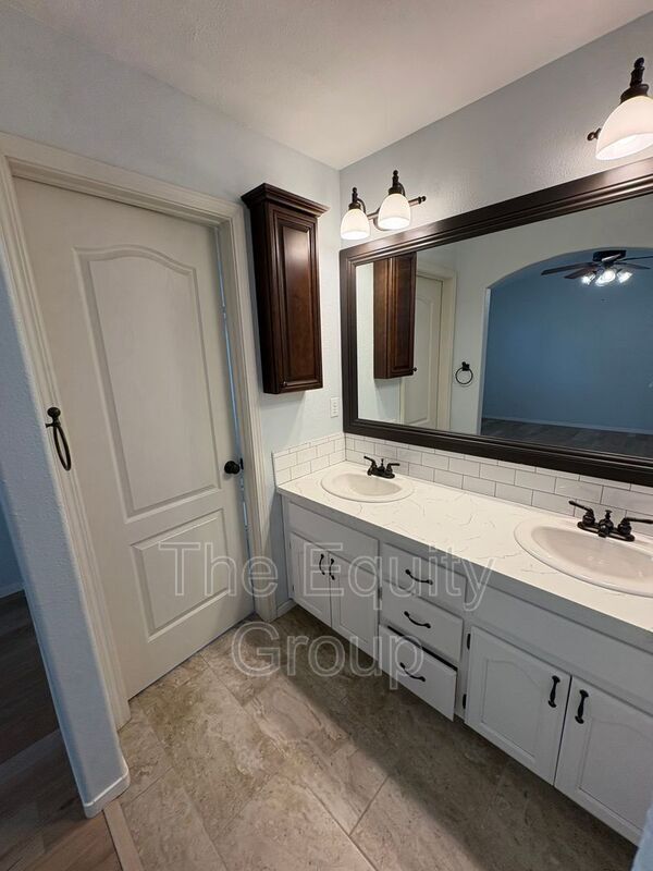 Building Photo - 3524 S Lincoln Ct