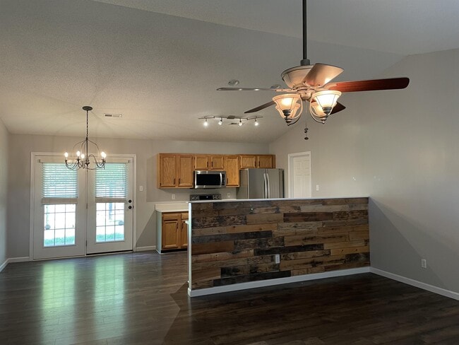 Building Photo - 512 Lejeune Dr