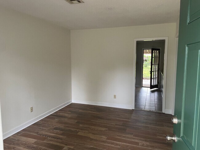 Building Photo - Great Refreshed Home