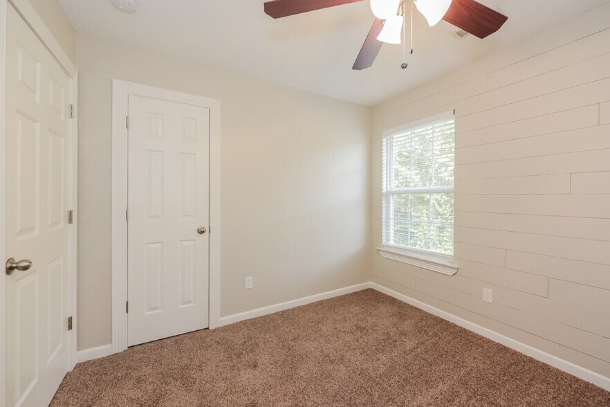 Building Photo - 145 Summerlake Pl