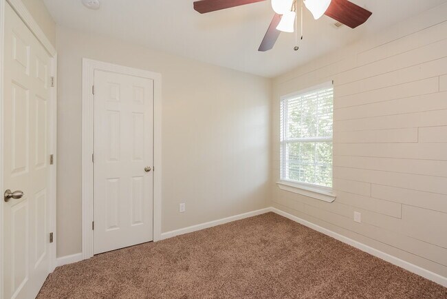 Building Photo - 145 Summerlake Pl