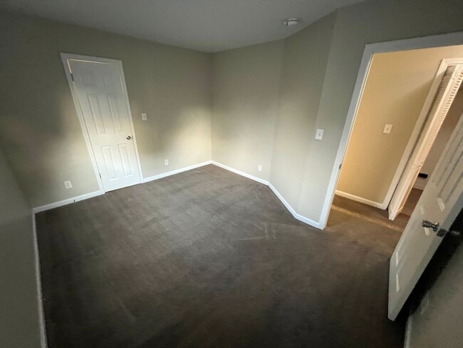 Building Photo - Spacious 3 bedroom 2.5 bath home.