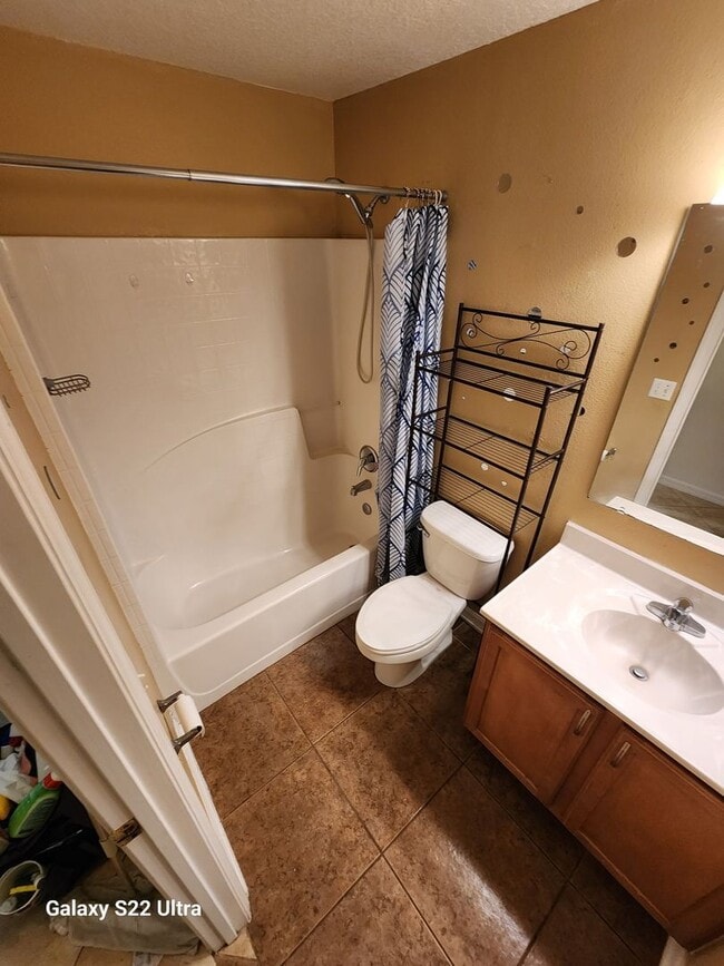 Building Photo - 4 bedroom 2 bath