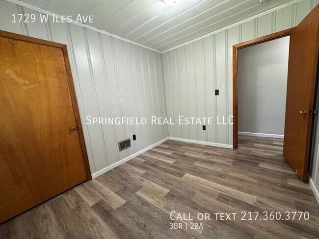 Building Photo - 1729 W Iles Ave