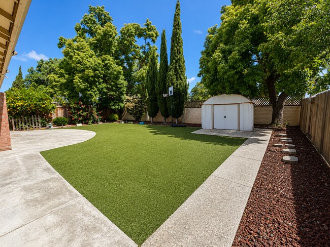 Building Photo - Welcome to this stunning 4 bedroom  bathroom home located in Fremont