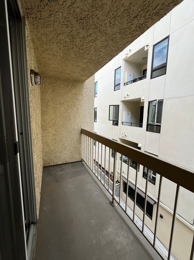Building Photo - MOVE-IN READY, NoHo Arts 1+1, upgraded con...