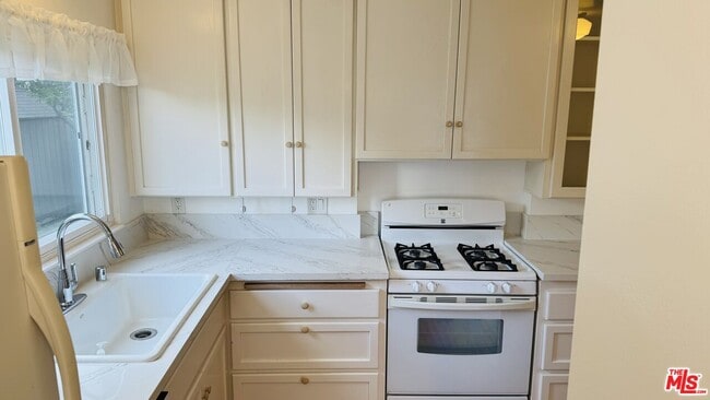 Building Photo - 6633 W 87th Pl