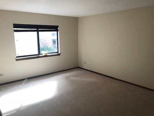 Building Photo - 603 S River Rd