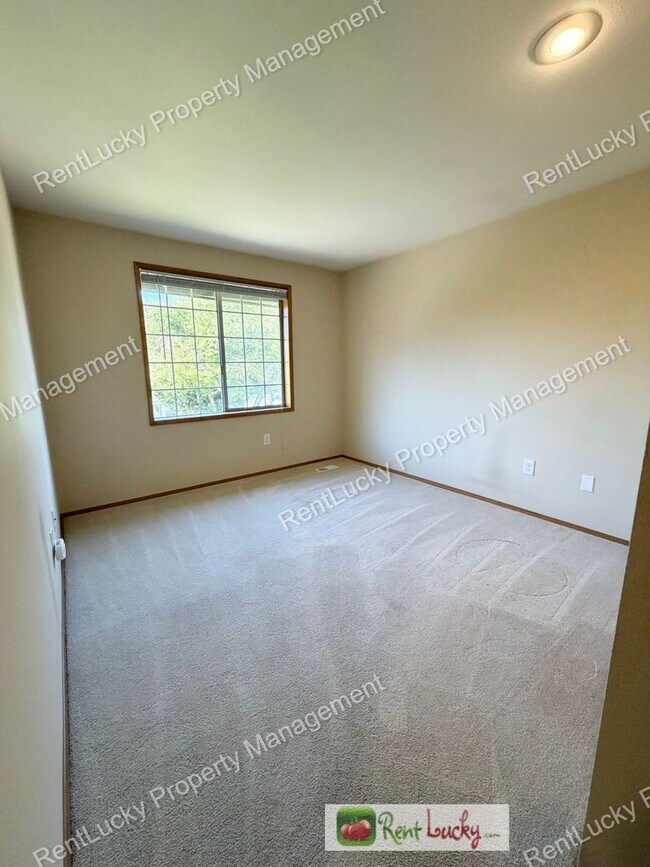 Building Photo - GORGEOUS 3 Bedroom Home in NE Tacoma! Spacious Yard, Beautiful Kitchen, and More!