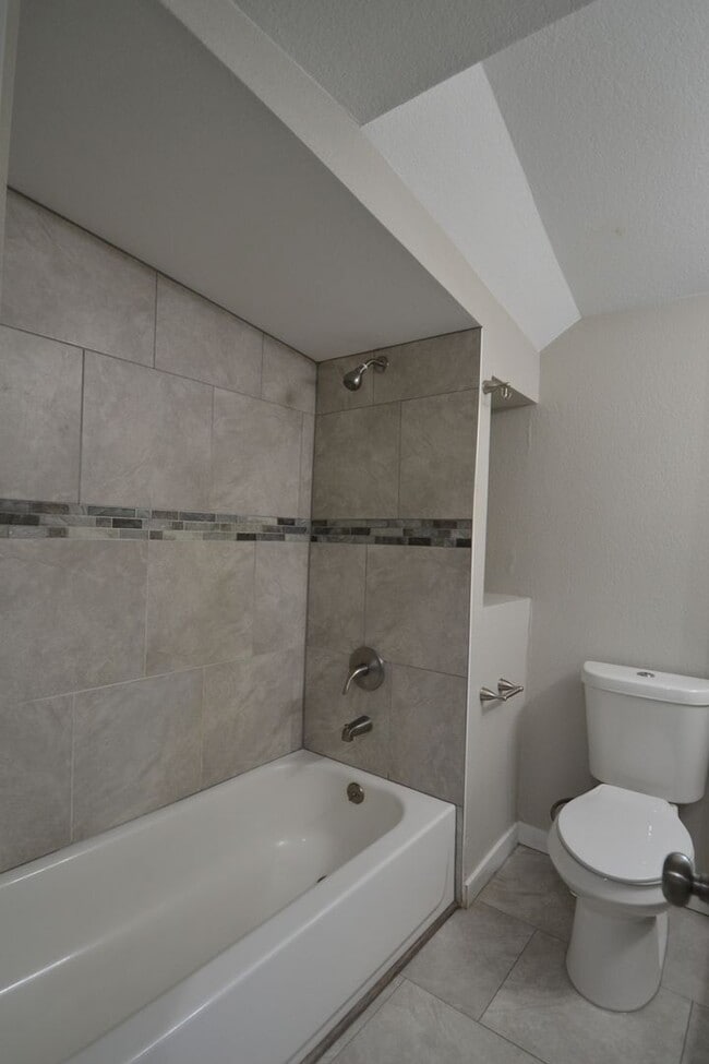 Building Photo - 2 Bed 1 Bath - Fully Renovated - Available...