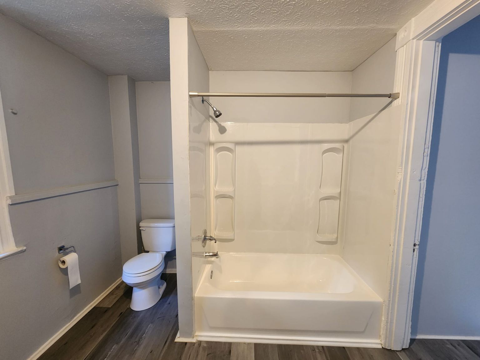 Shower, toilet - 1036 S 7th St
