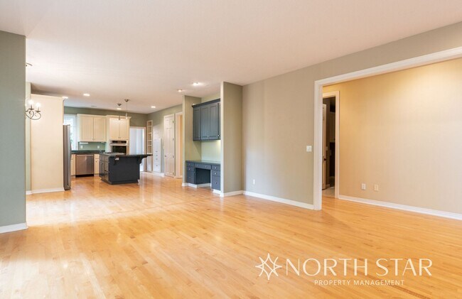 Building Photo - Spacious Elegance in Lake Oswego