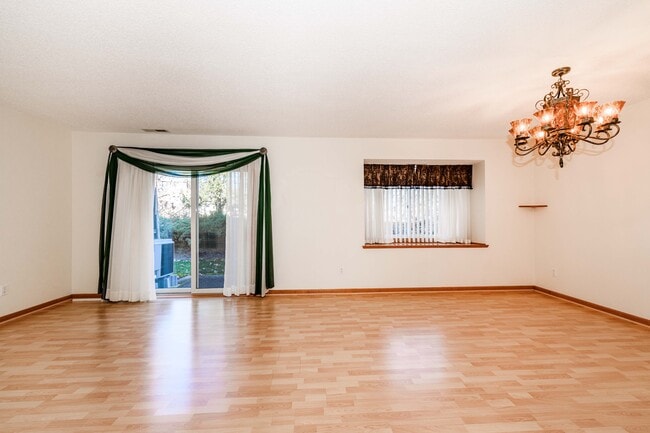 Building Photo - 705 Lake Ave