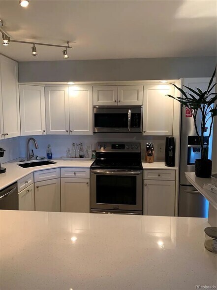 Primary Photo - 601 W 11th Ave