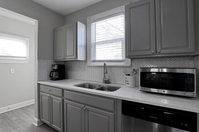 Building Photo - 1123-1125-1125 Wilson Ave