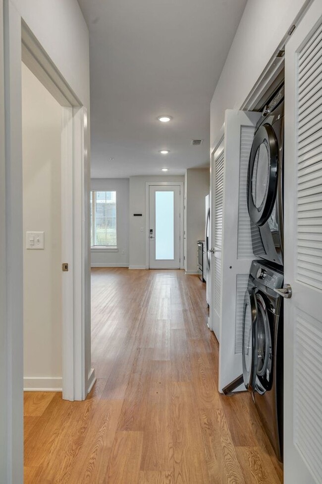 Building Photo - **Move-In Special - $500 off first month's rent**