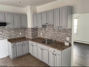 Building Photo - 194 Hobson St