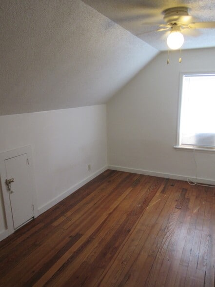 Building Photo - 306 E Maple St