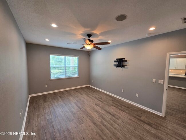 Building Photo - 180 Thornloe Dr