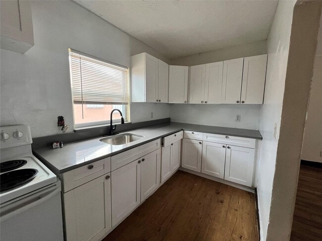 Building Photo - 347 SE 6th St