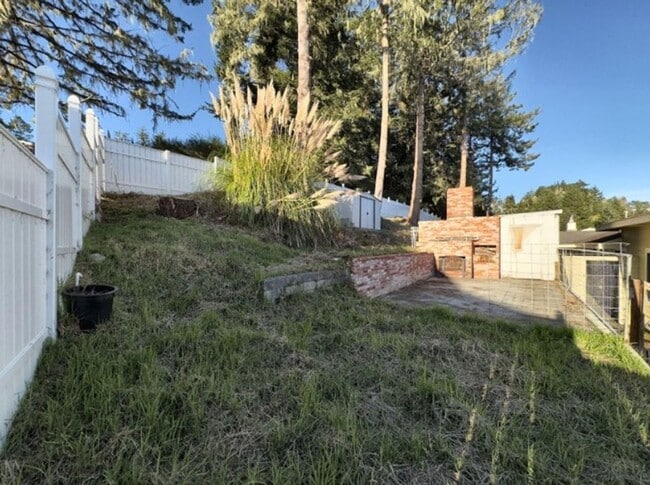 Building Photo - Spacious 4-Bedroom Home with Stunning Hill...