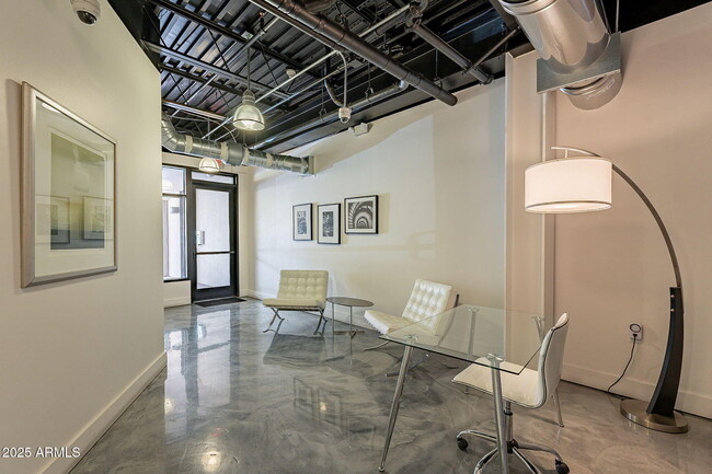 Building Photo - 4020 N Scottsdale Rd