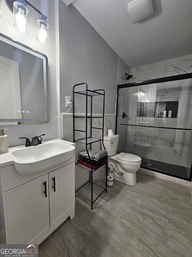 Building Photo - 1914 Montrose Dr