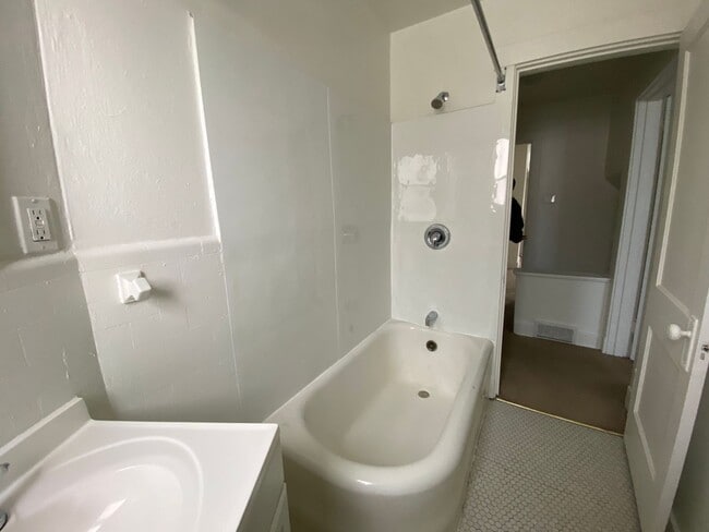 Building Photo - Available October 22, 2025, Lease will end...