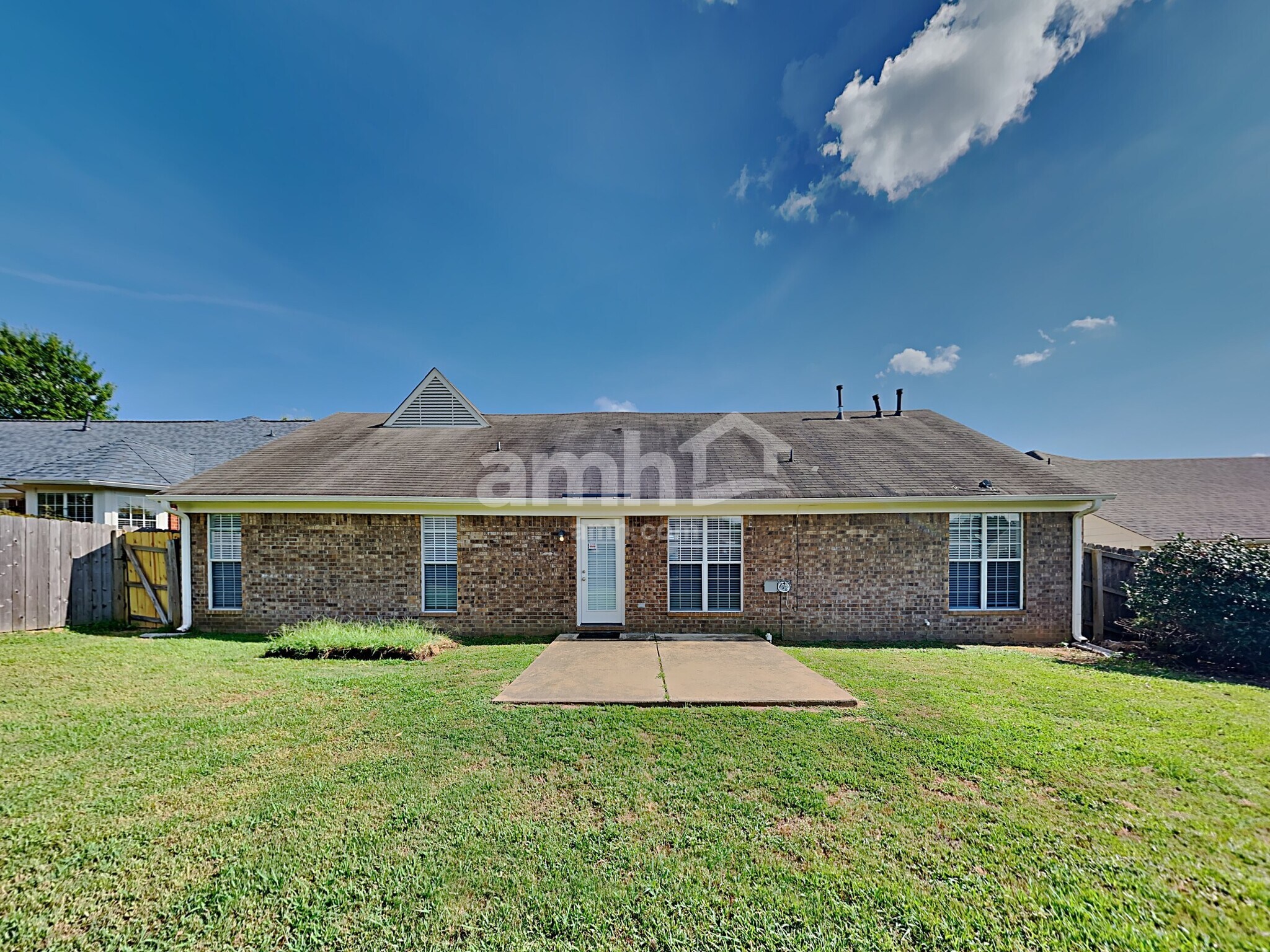 Building Photo - 1900 Roy Dr