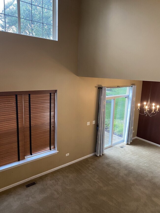 Building Photo - 2824 White Thorn Cir