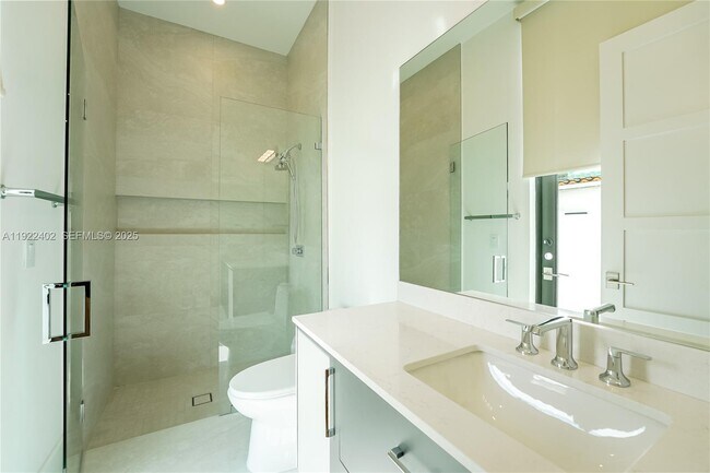 Building Photo - 333 NE Spanish Ct