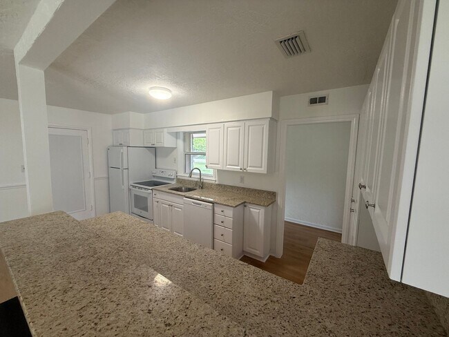 Building Photo - 3 Bedroom 2 Bath Single Family Home w/Garage & Bonus Room
