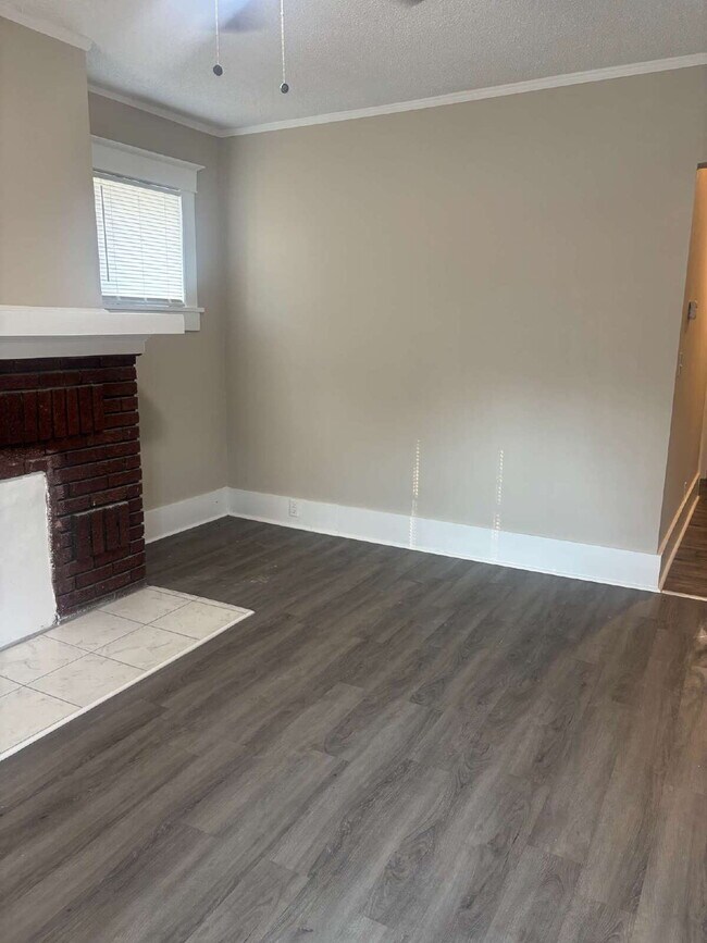 Building Photo - "Charming 3-Bedroom Home with Gleaming Hardwood Floors in Vibrant Memphis Neighborhood!"