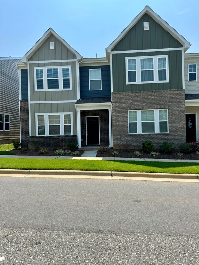 Building Photo - Beautiful, 3BR/2.5BA Townhouse in Gastonia