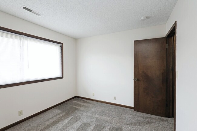 Building Photo - 6011 Queens Dr