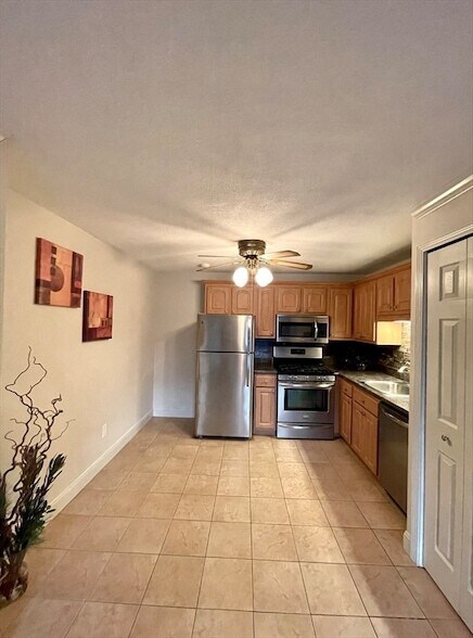 Building Photo - 8 Kenmar Dr