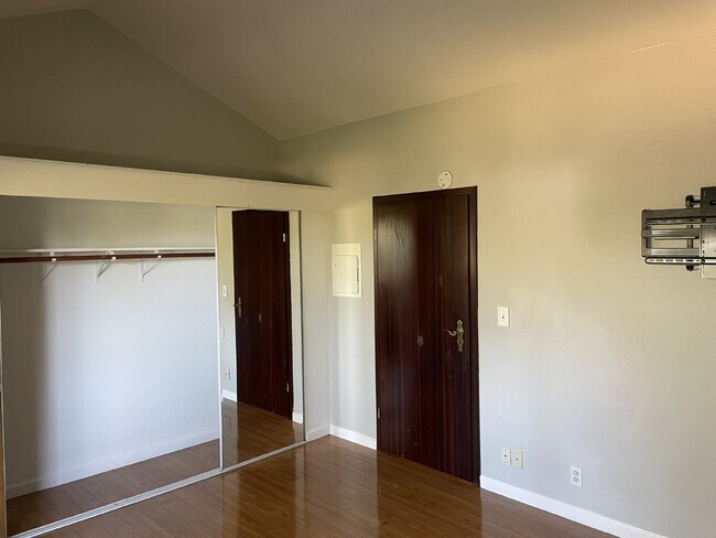 Building Photo - 100 Suntree Ln