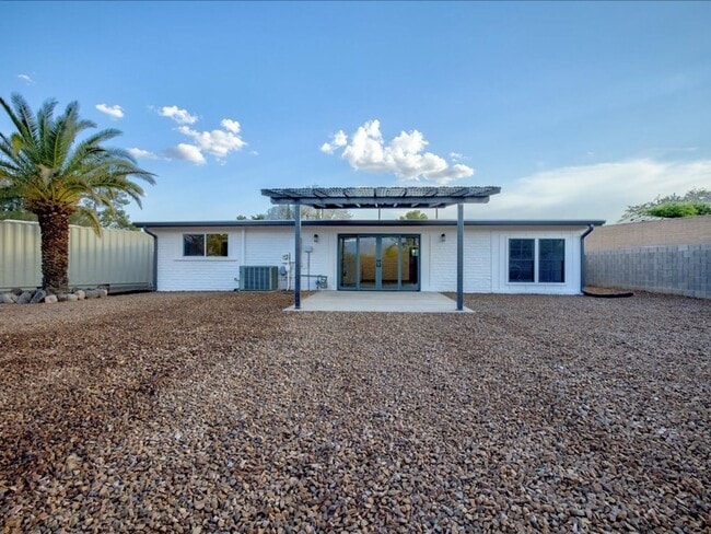 Building Photo - 8551 E Lee Pl