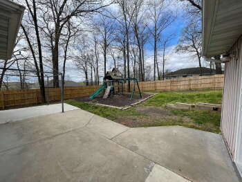 Building Photo - Spacious 3BR+ with fully fenced in backyard