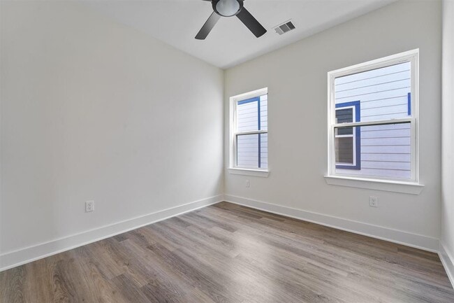 Building Photo - 855 S Victory Dr