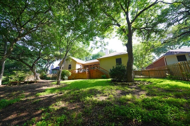 Building Photo - Gorgeous Home in the Coveted Greenshire Subdivision - Realtor Commission: $400