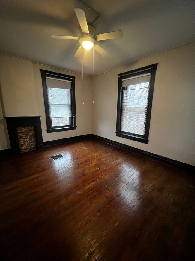 Building Photo - 1327 E Washington St